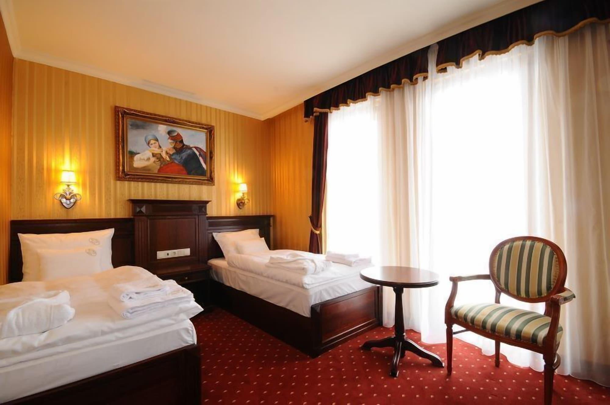 Hotel Obester Debrecen Bagian luar foto