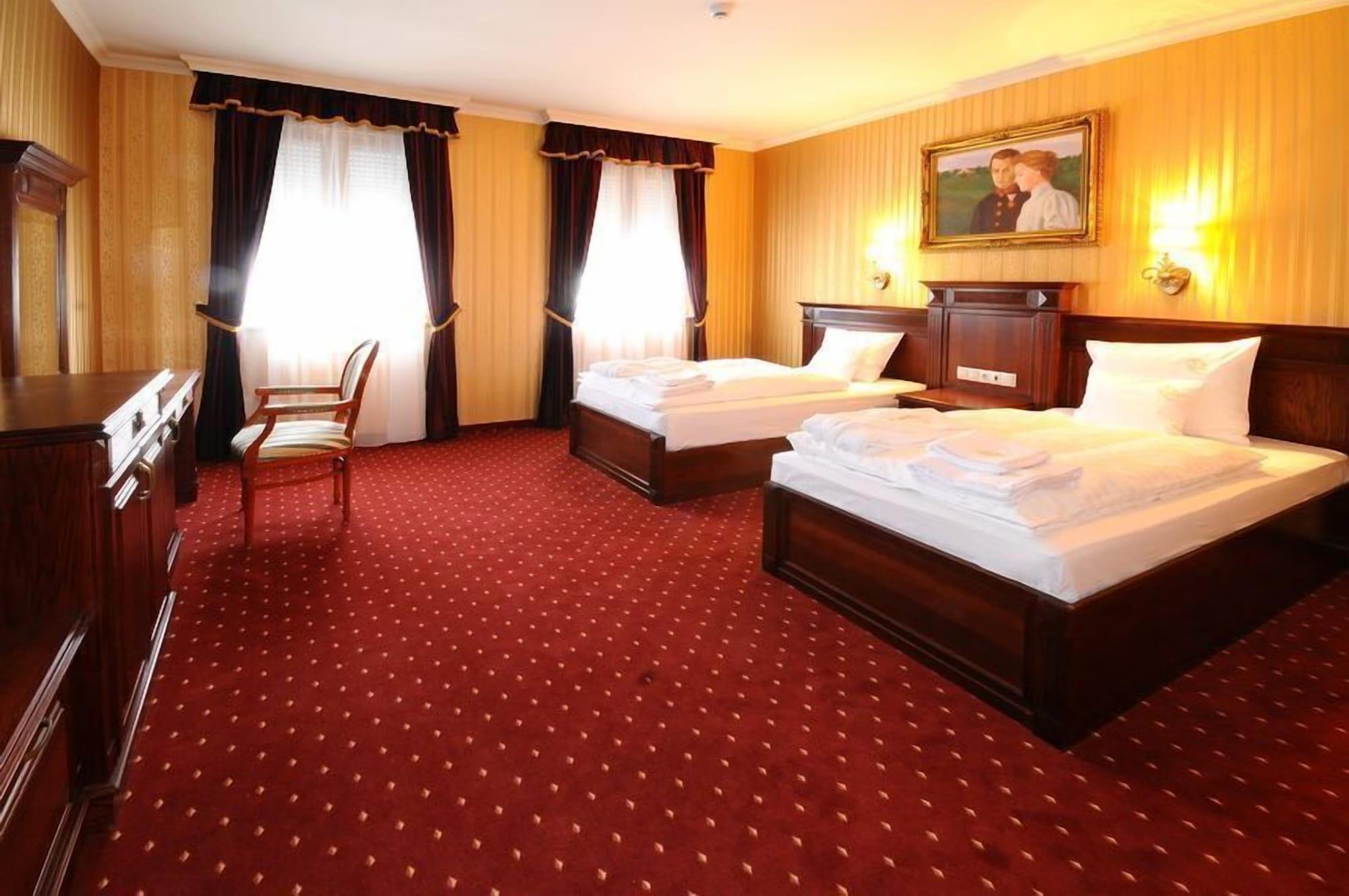 Hotel Obester Debrecen Bagian luar foto