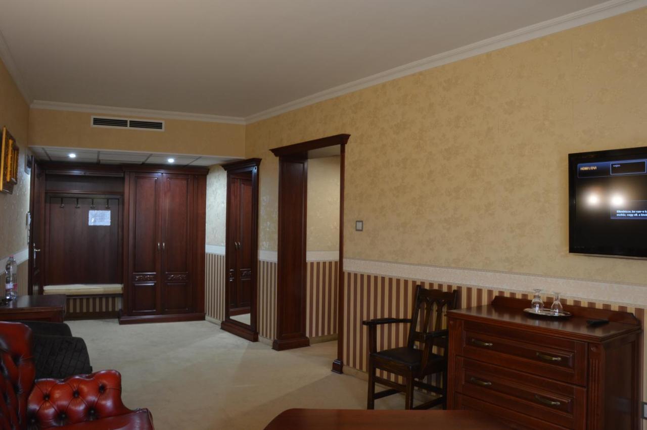 Hotel Obester Debrecen Bagian luar foto