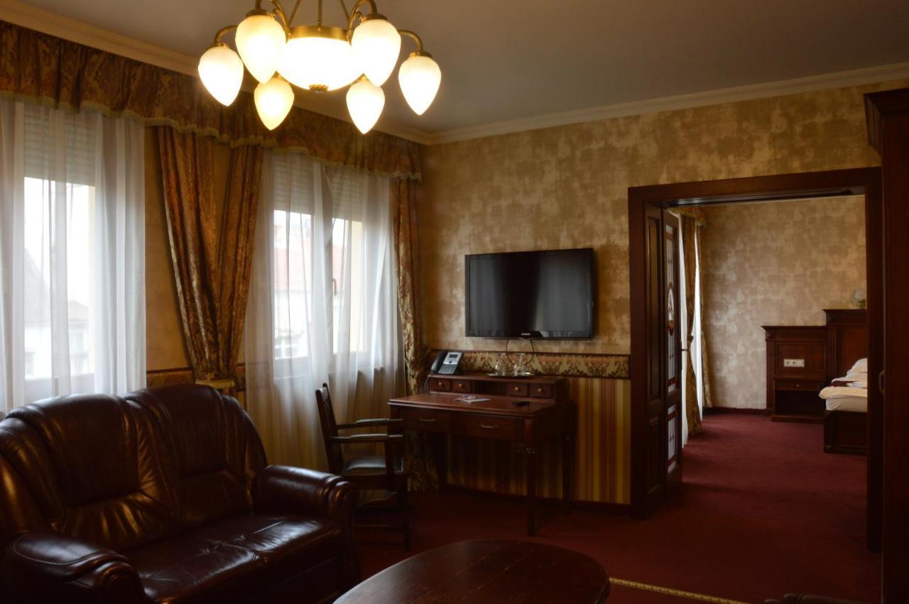 Hotel Obester Debrecen Bagian luar foto