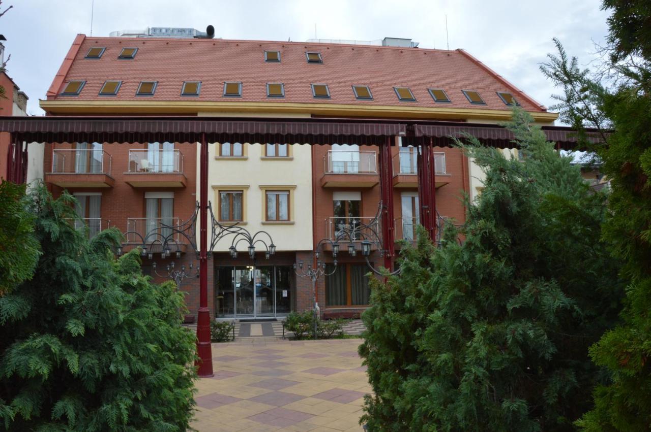 Hotel Obester Debrecen Bagian luar foto