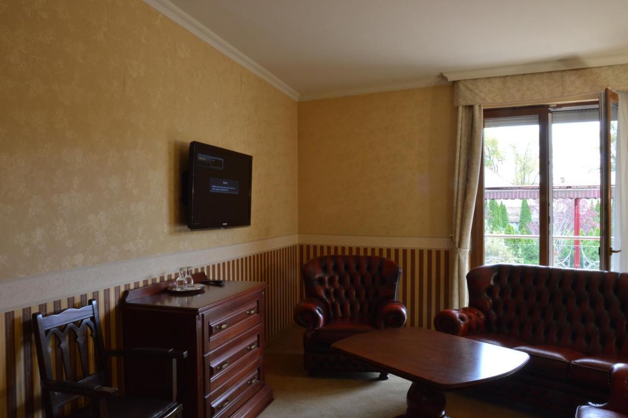 Hotel Obester Debrecen Bagian luar foto