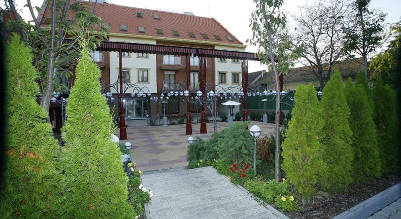 Hotel Obester Debrecen Bagian luar foto